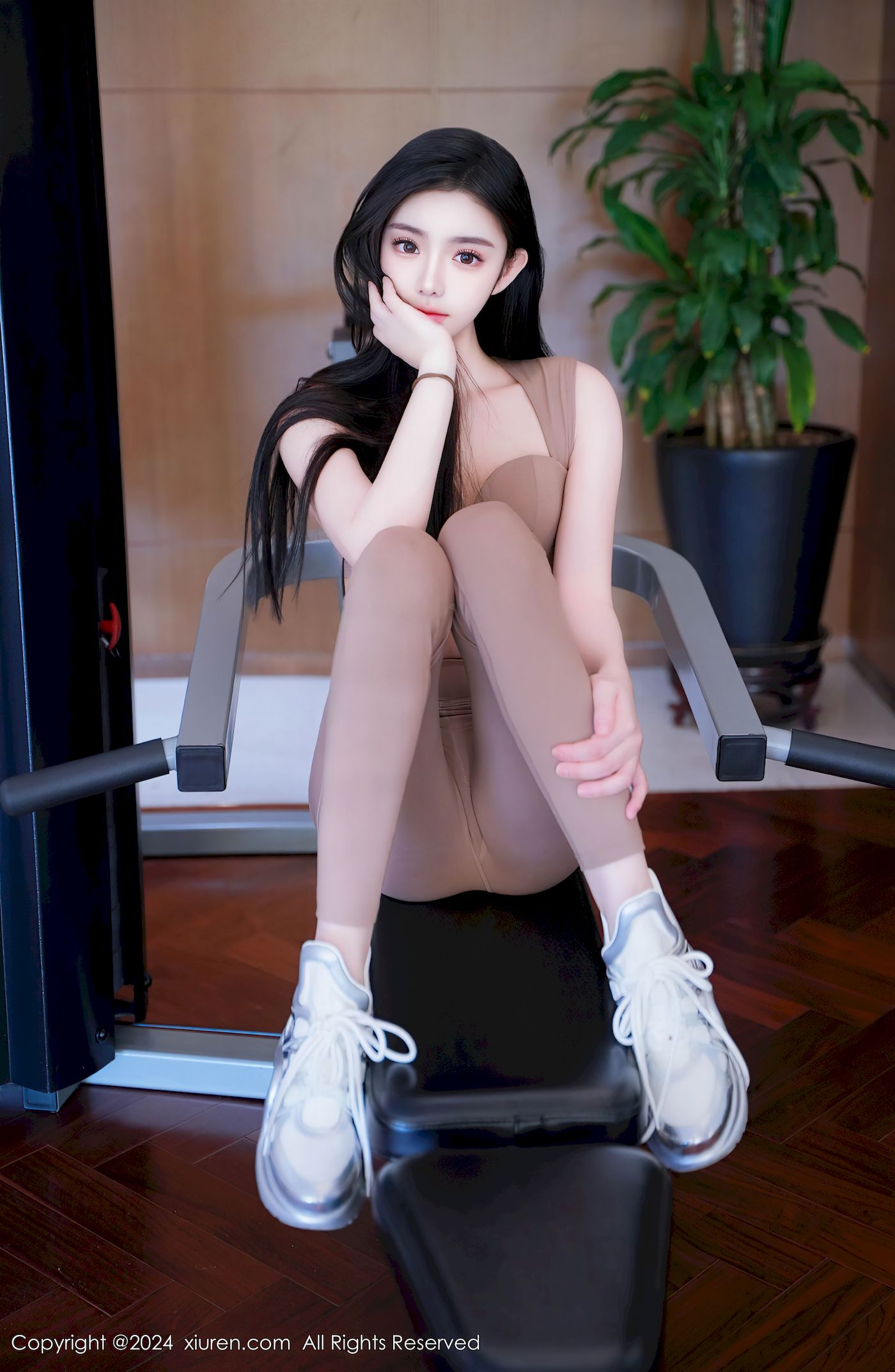 龙雪儿棕红色瑜伽紧身服饰性感写真
