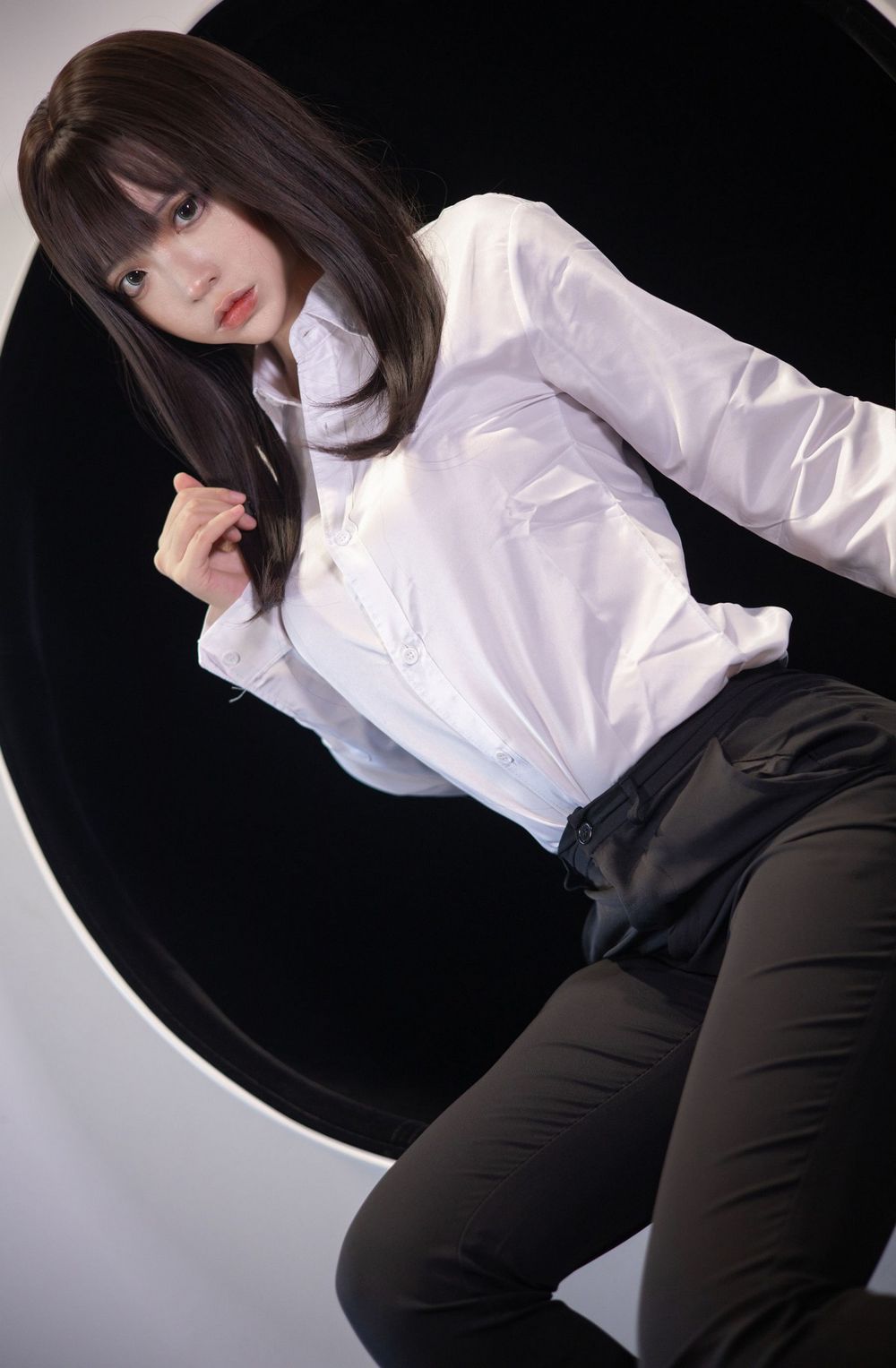网络美女疯猫ss白衬衫丝袜美腿配长裤职场OL装扮性感写真