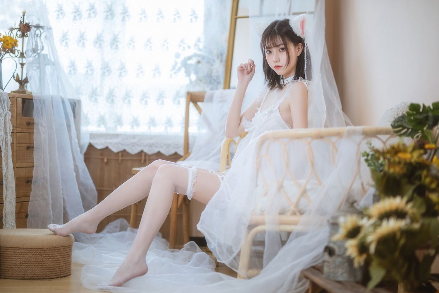 网络美女许岚LAN薄纱吊裙配白色丝袜系列私房写真