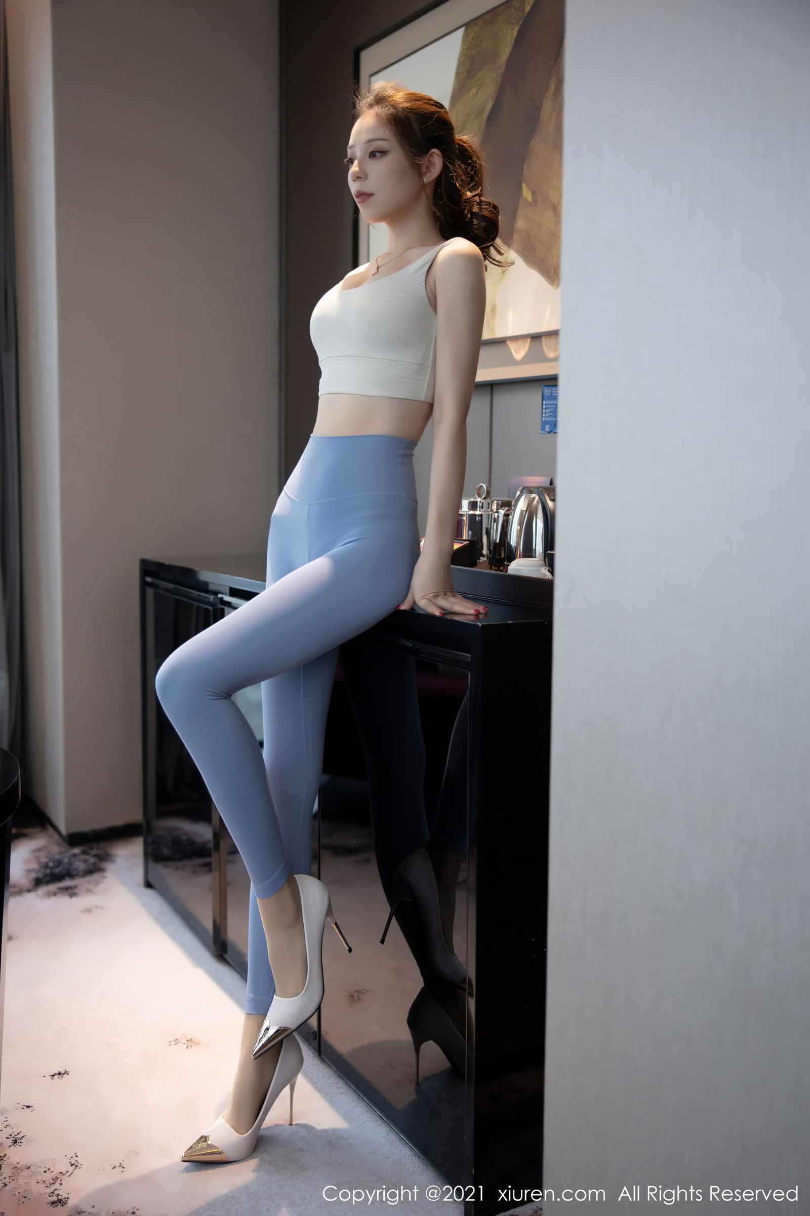 美女模特言沫超紧身运动服健美身材小蛮腰主题写真