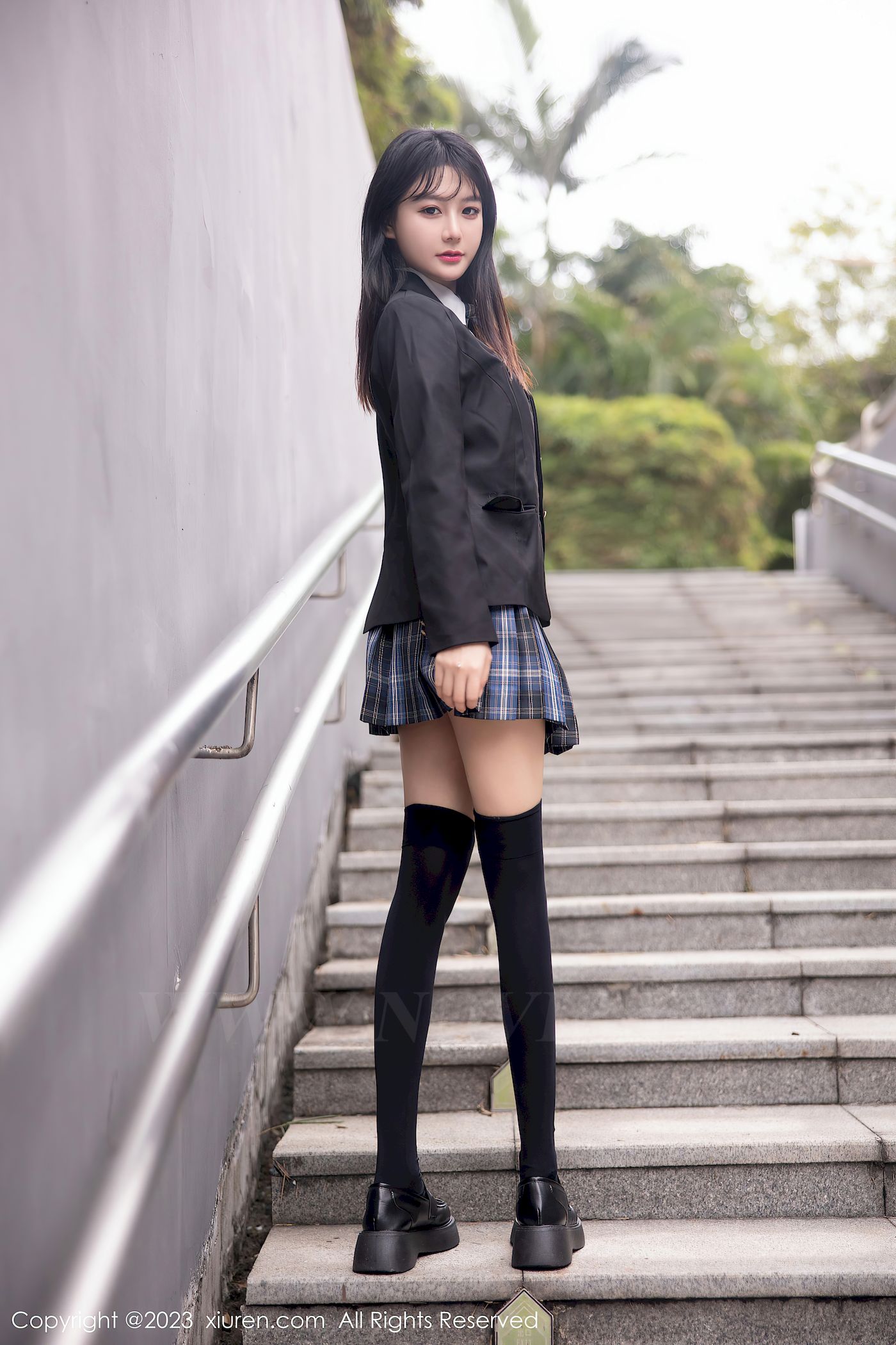 幼幼学妹制服格子裙搭配长筒袜性感写真
