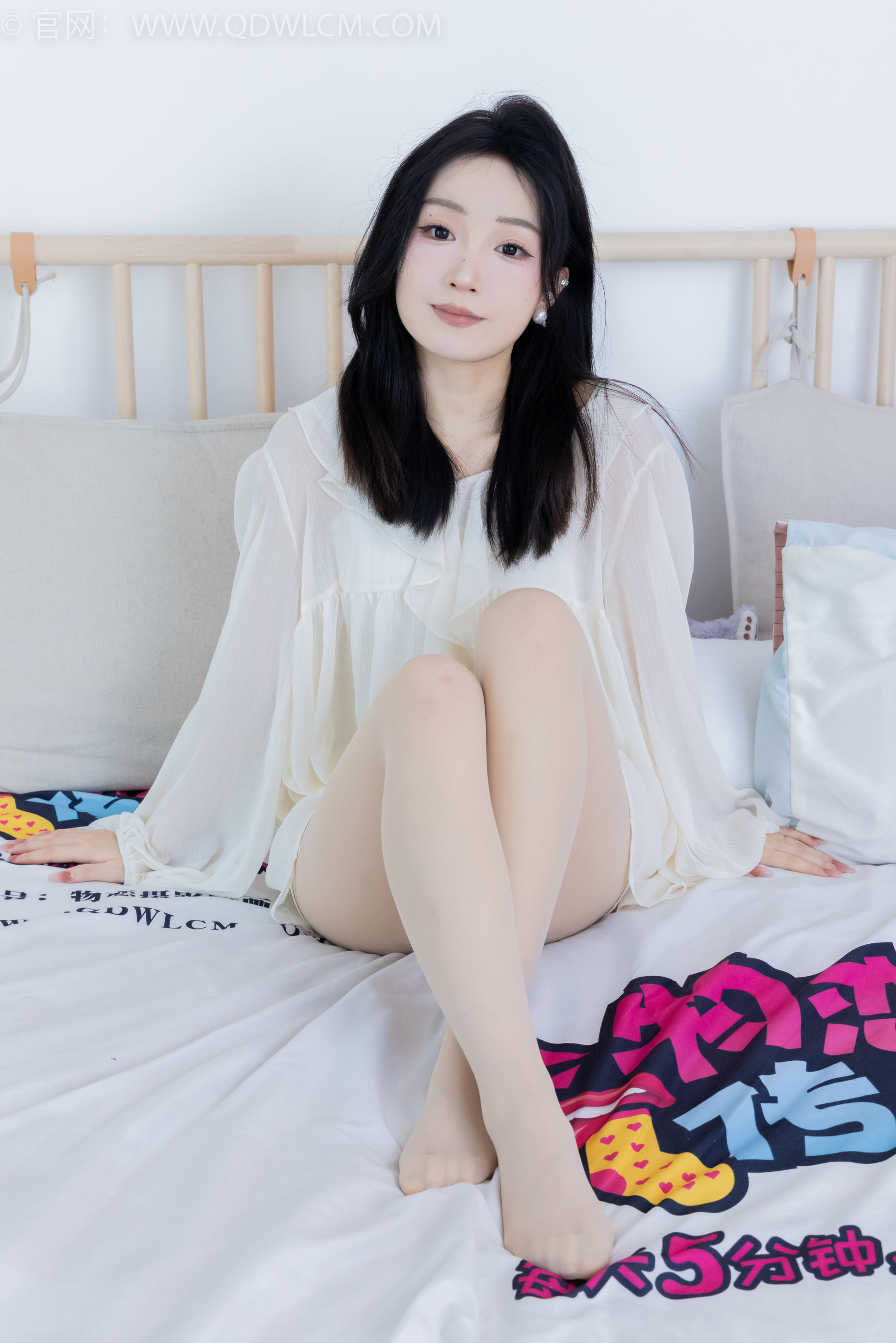 正妹嘟嘟白色蕾丝短裙肉丝美腿居家写真